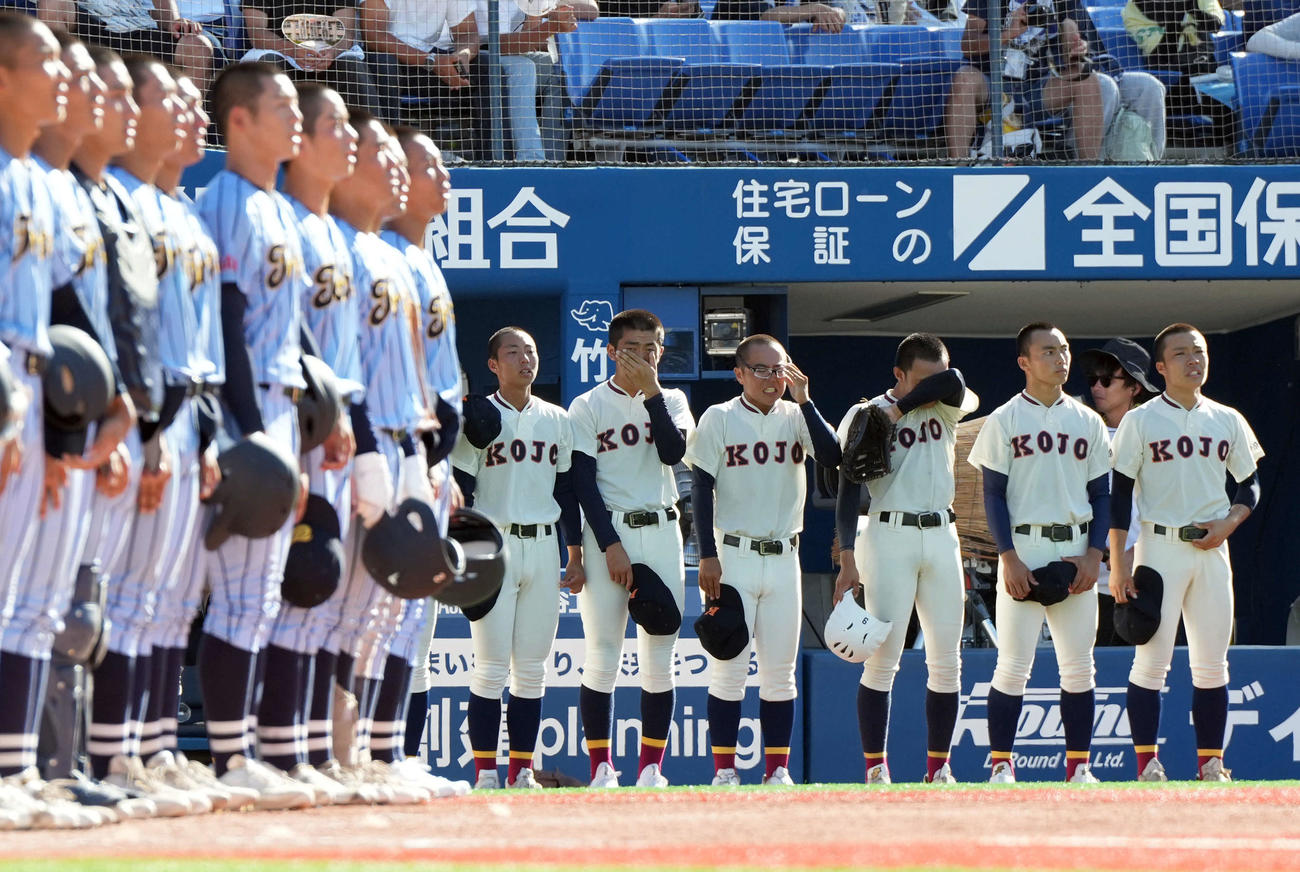 向上対東海大相模　東海大相模にサヨナラ負けを喫しくやし涙を流す向上・関塚（右から4人目）（撮影・たえ見朱実）