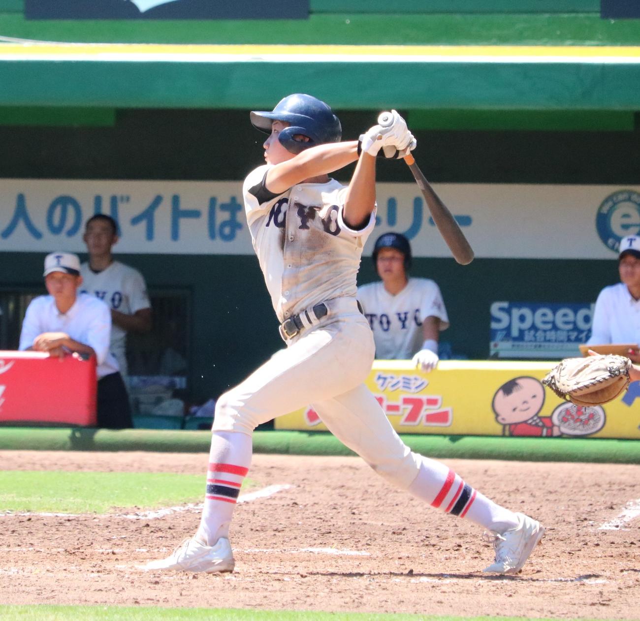 東洋大姫路対小野　4回裏、高畑が二塁打を放つ（撮影・林亮佑）
