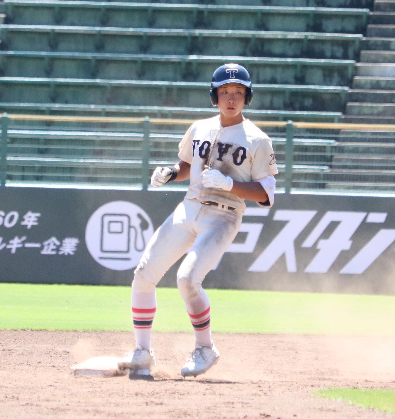 東洋大姫路対小野　4回裏、高畑が二塁打を放つ（撮影・林亮佑）