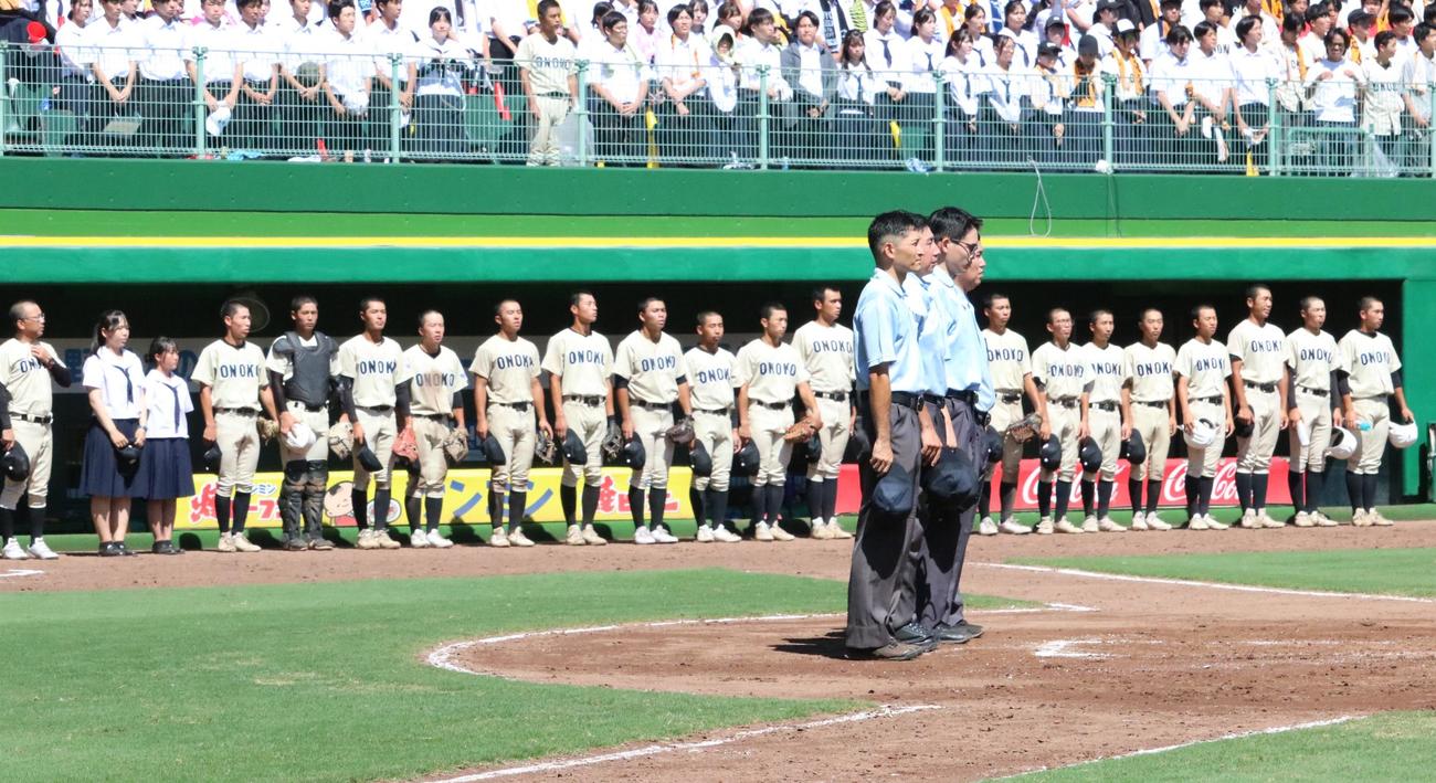 東洋大姫路対小野　敗れた小野ナインが相手の校歌を聞く（撮影・林亮佑）