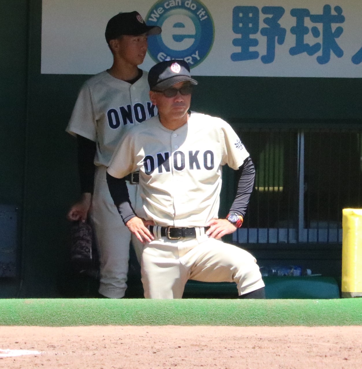 東洋大姫路対小野　小野の北垣監督が戦況を見守る（撮影・林亮佑）