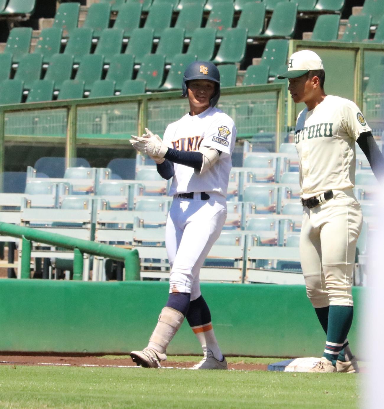 報徳学園対神港学園　1回表、神港学園の前川が先制打を放ち手をたたく（撮影・林亮佑）