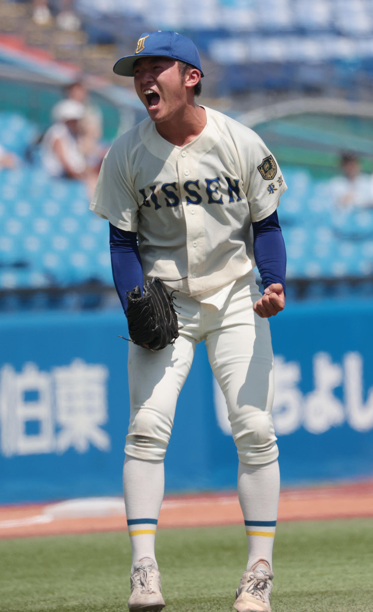 実践学園対関東第一　4回のピンチを抑えた実践学園・新渡戸はガッツポーズする（撮影・柴田隆二）