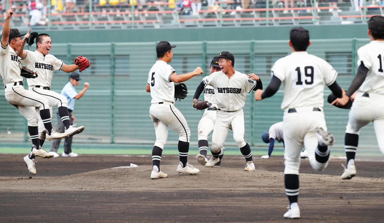 松商学園対佐久長聖　優勝し甲子園出場を決め、歓喜の輪を作る松商学園ナイン。中央は加藤（撮影・鈴木みどり）