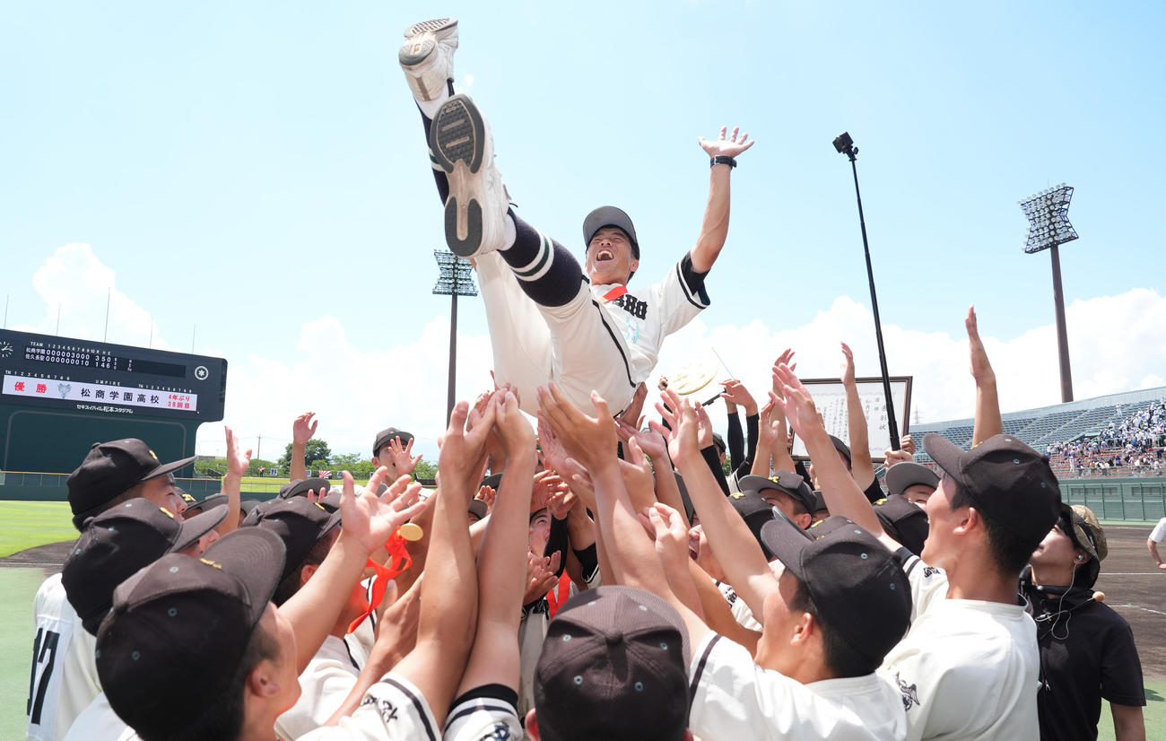 松商学園対佐久長聖　甲子園出場を決め、ナインに胴上げされる松商学園・松宗監督（撮影・鈴木みどり）