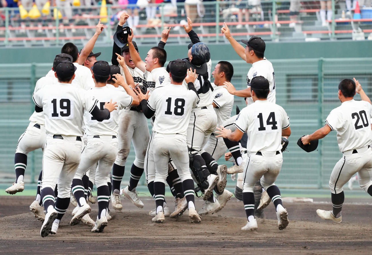 松商学園対佐久長聖　甲子園出場を決め、歓喜の輪を作る松商学園ナイン（撮影・鈴木みどり）
