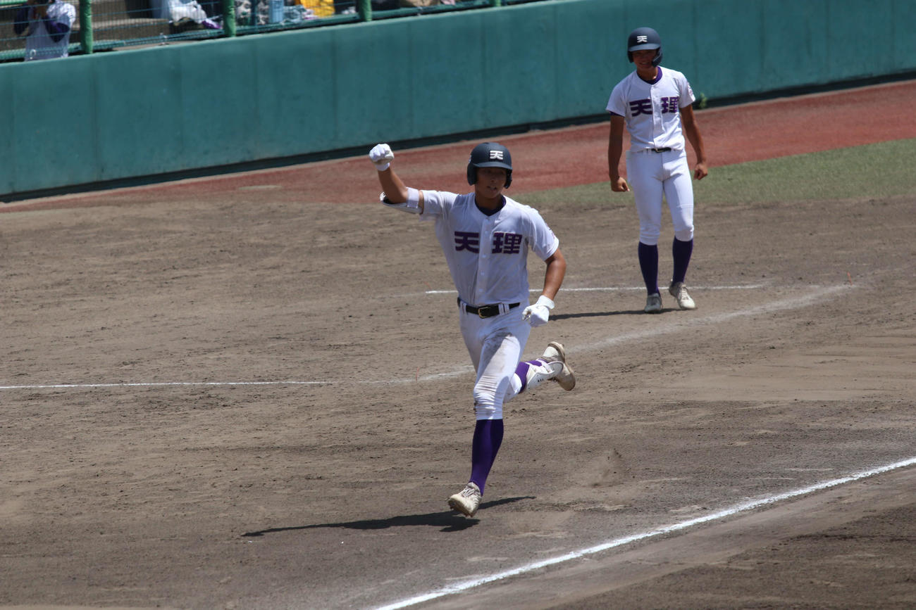 天理対奈良大付　6回裏天理無死、右越えのソロ本塁打を放った冨田（撮影・一樹）