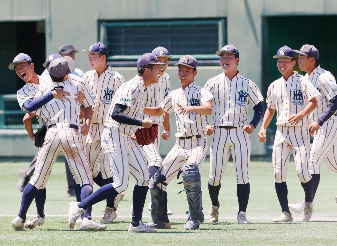東大阪大柏原対東海大大阪仰星　タイブレーク10回裏、勝利を決め歓喜する東大阪大柏原ナイン（撮影・上山淳一）