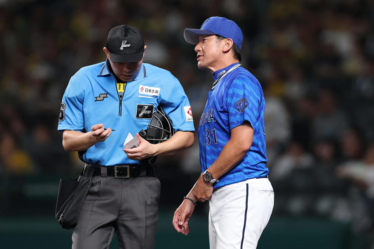 阪神対DeNA 7回表を終え選手交代を告げるDeNA三浦監督（撮影・前田充）
