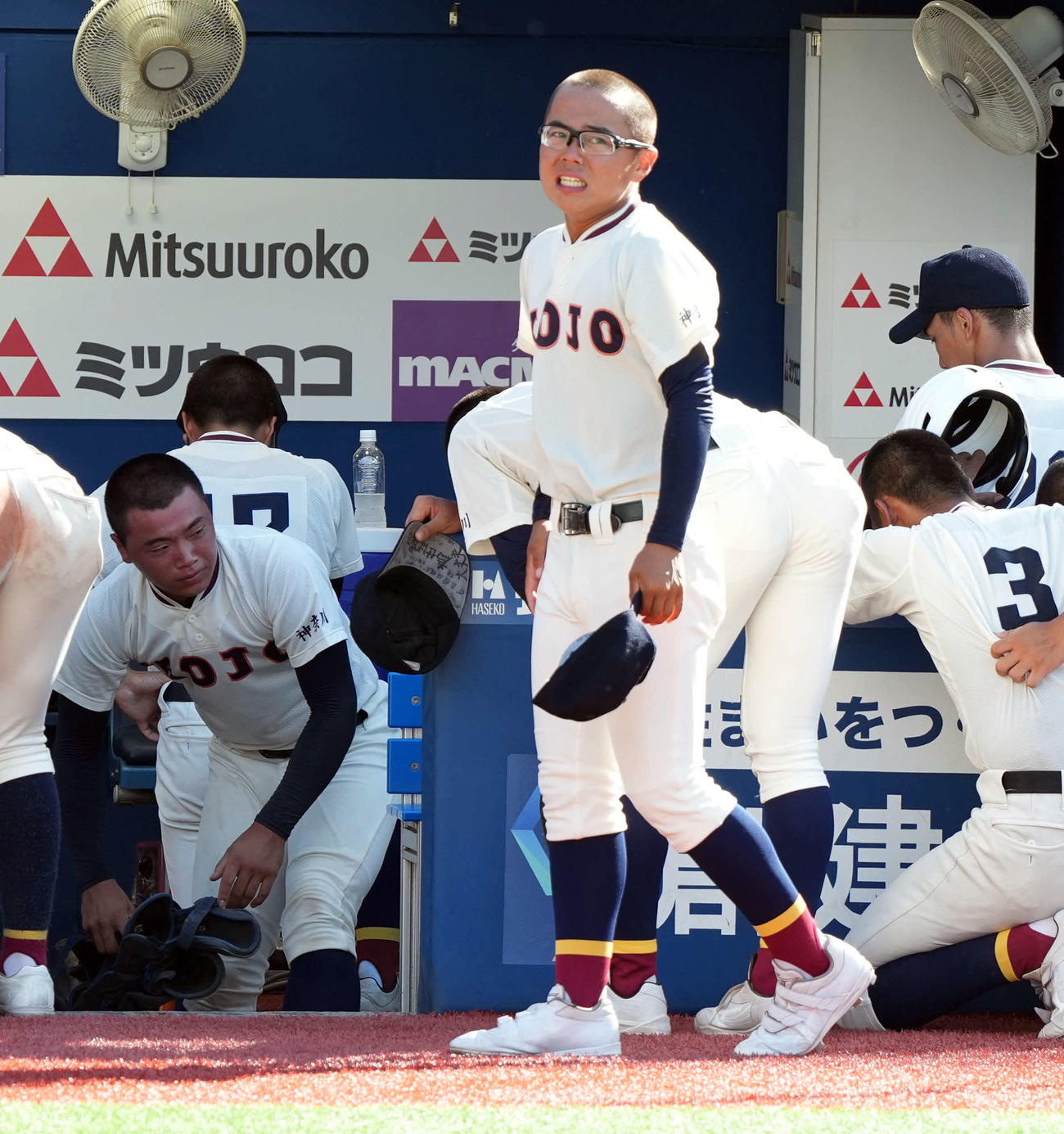 向上対東海大相模　東海大相模にサヨナラ負けを喫しくやし涙を流す向上・関塚（中央）（撮影・たえ見朱実）