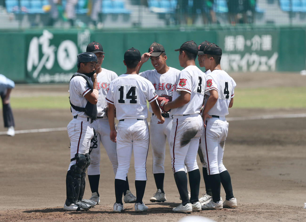鶴岡東対日大山形　マウンドで話し合う日大山形ナイン（撮影・増田悦実）