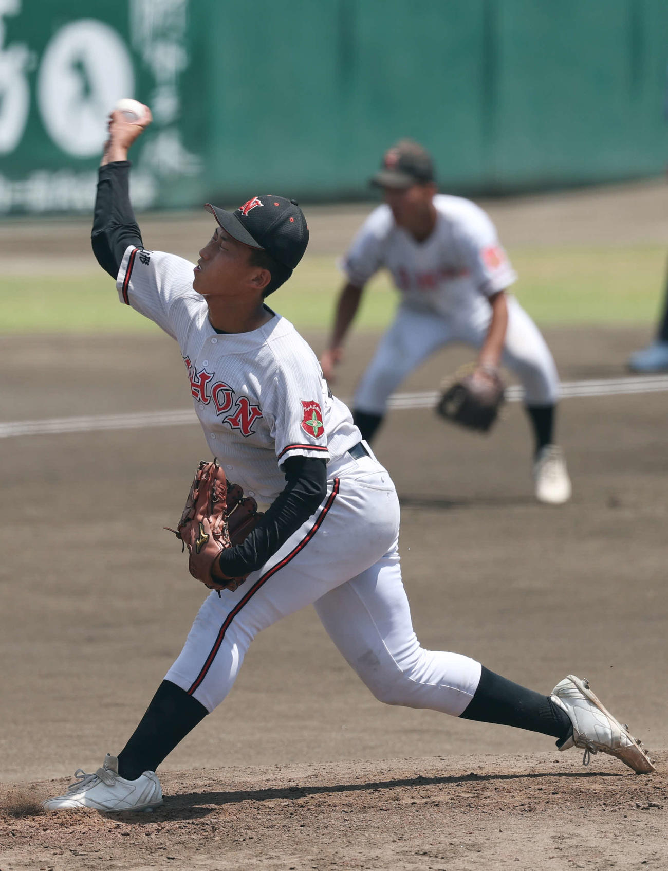 鶴岡東対日大山形　途中交代し力投する日大山形・本田（撮影・増田悦実）