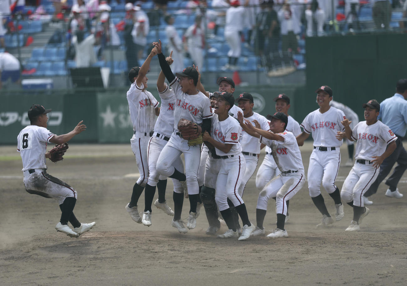 鶴岡東対日大山形　優勝が決まりマウンドに集まる日大山形ナイン（撮影・増田悦実）