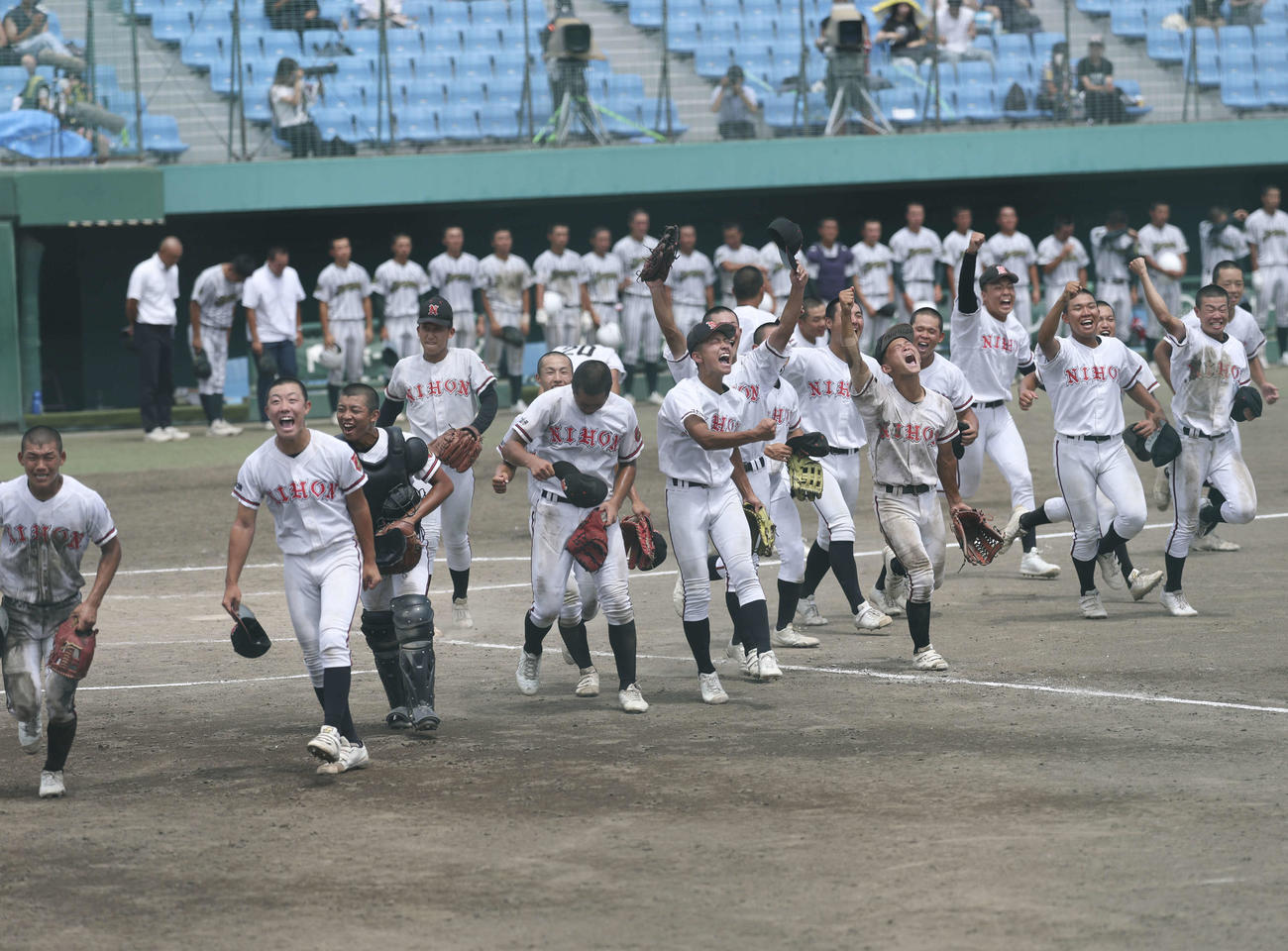 鶴岡東対日大山形　優勝が決まり笑顔で客席に向かう日大山形ナイン（撮影・増田悦実）