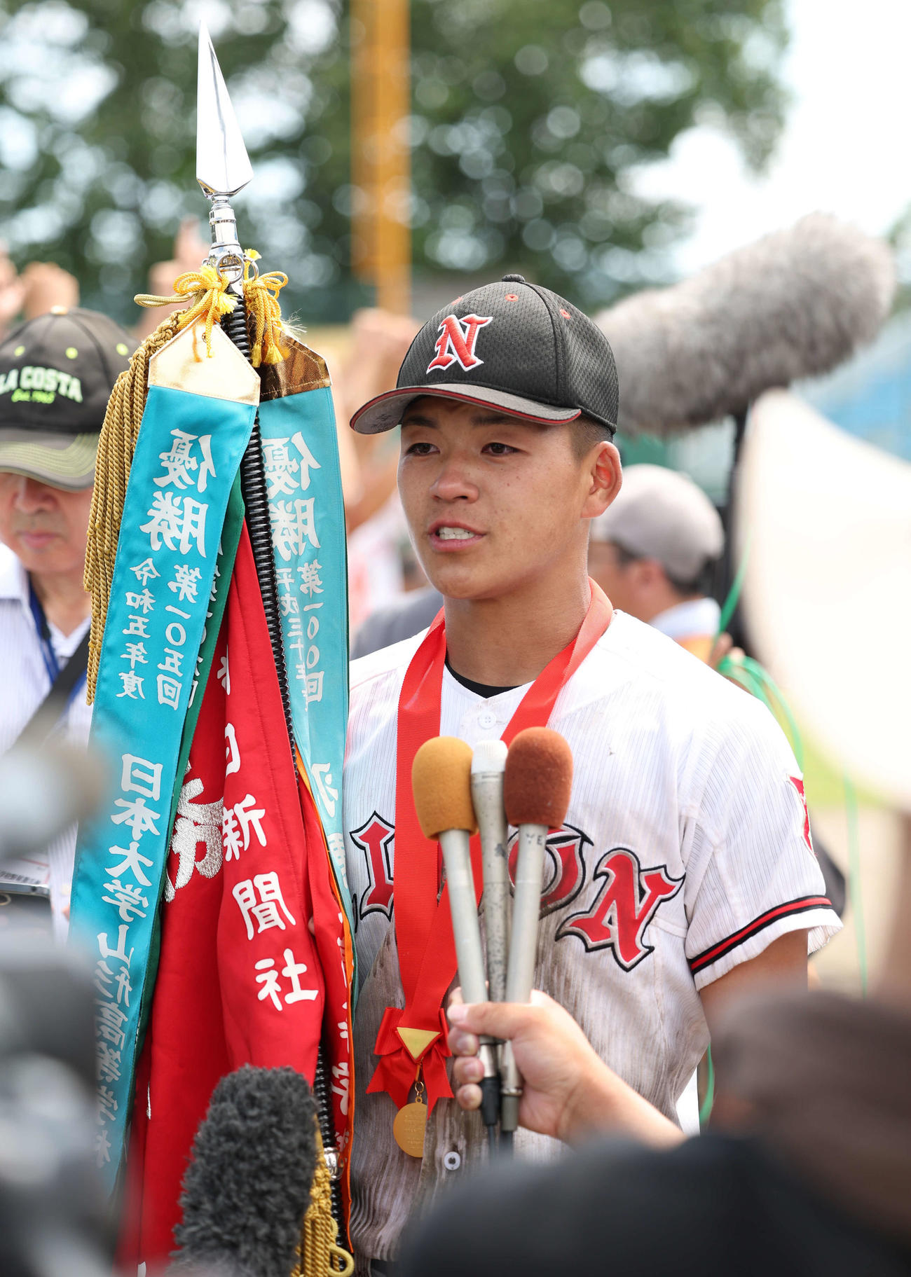 鶴岡東対日大山形　優勝し囲み取材を受ける岩下（撮影・増田悦実）