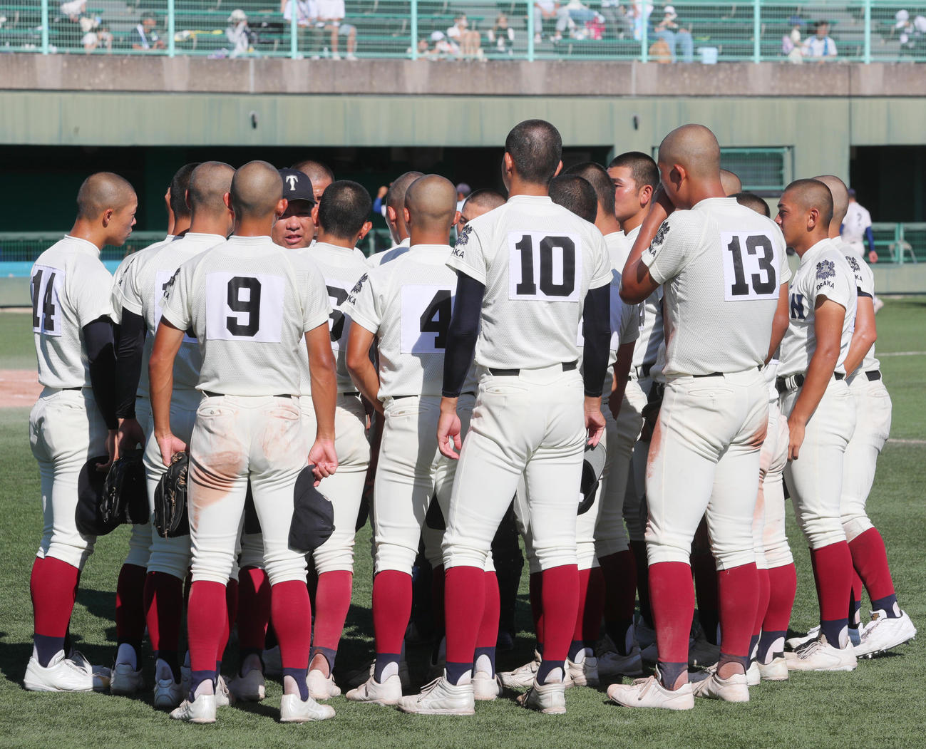 大阪桐蔭対履正社　試合後、選手を集める大阪桐蔭の西谷監督（撮影・上山淳一）