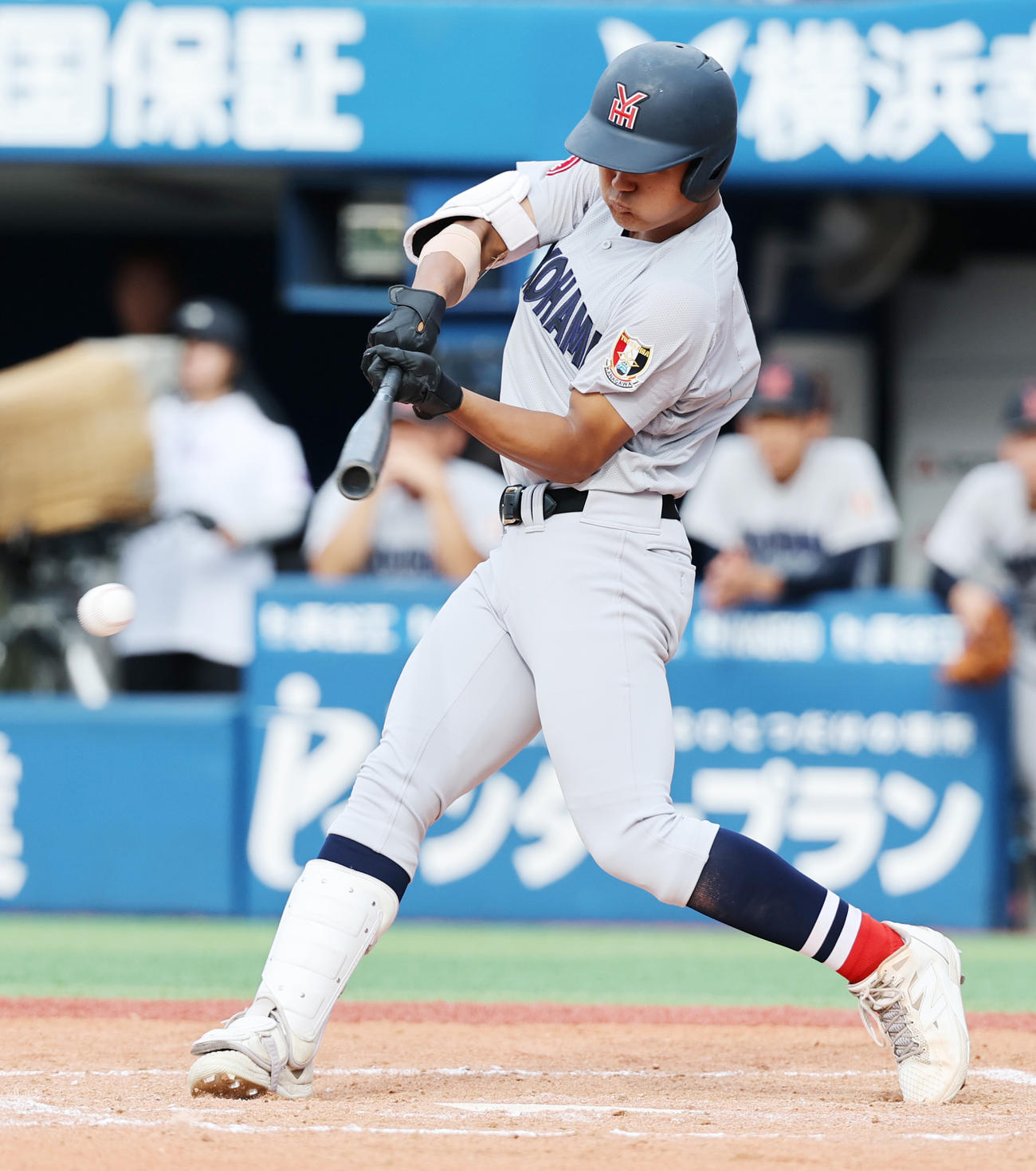 横浜対東海大相模　8回表横浜2死満塁、中前2点適時打を放つ阿部葉（撮影・野上伸悟）