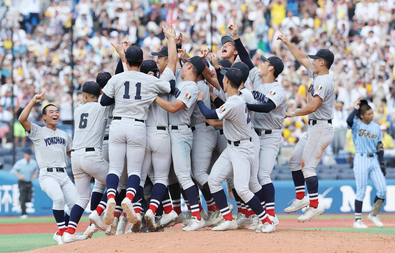 横浜対東海大相模　優勝し喜ぶ横浜の選手たち（撮影・野上伸悟）