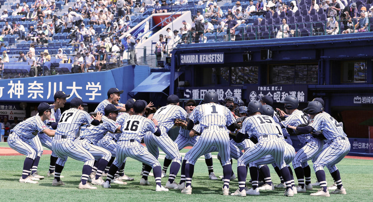 横浜対東海大相模　試合前に気合を入れる東海大相模の選手たち（撮影・野上伸悟）