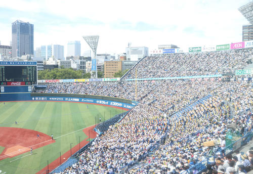 決勝が行われる横浜スタジアムは満員札止めとなった（撮影・寺本吏輝）