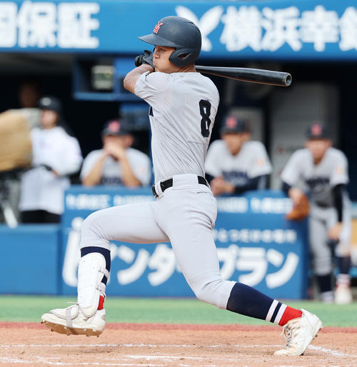 横浜対東海大相模　8回表横浜2死満塁、中前2点適時打を放つ阿部葉（撮影・野上伸悟）