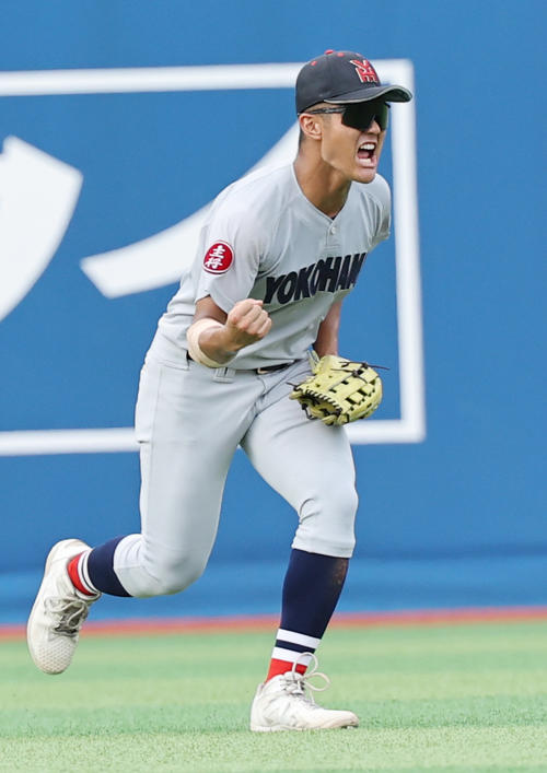 横浜対東海大相模　優勝し喜ぶ横浜・阿部葉主将（撮影・野上伸悟）