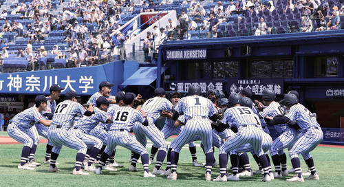 横浜対東海大相模　試合前に気合を入れる東海大相模の選手たち（撮影・野上伸悟）