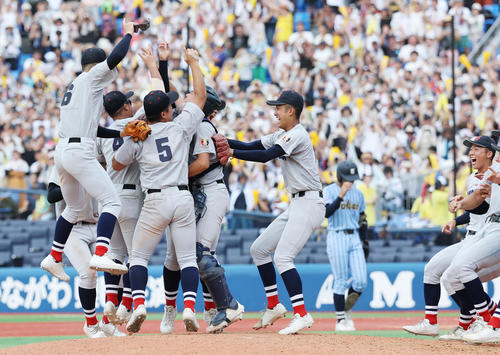 横浜対東海大相模　優勝し喜ぶ横浜の選手たち（撮影・野上伸悟）
