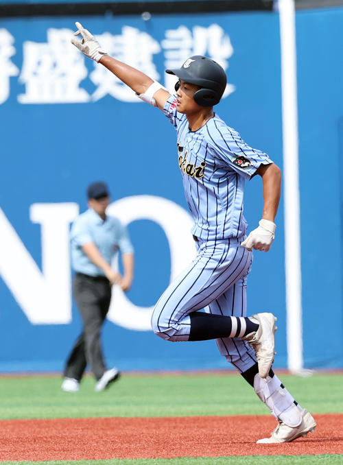 横浜対東海大相模　3回裏東海大相模1死一、二塁、右越え先制3点本塁打を放ち喜ぶ中村（撮影・野上伸悟）
