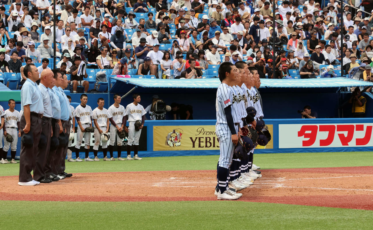 東海大菅生対国士舘　試合に勝利し、校歌を歌う東海大菅生ナイン（撮影・山本朝陽）