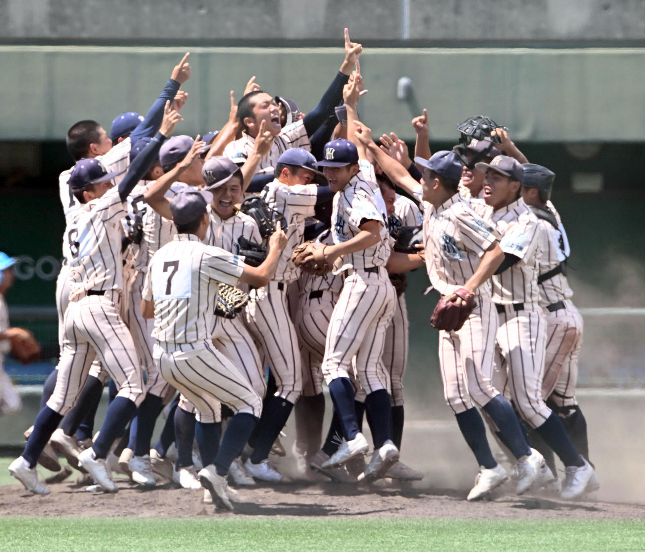 東大阪大柏原対大阪桐蔭　大阪桐蔭を破り甲子園出場を決め、抱き合って喜ぶ東大阪大柏原ナイン（撮影・和賀正仁）