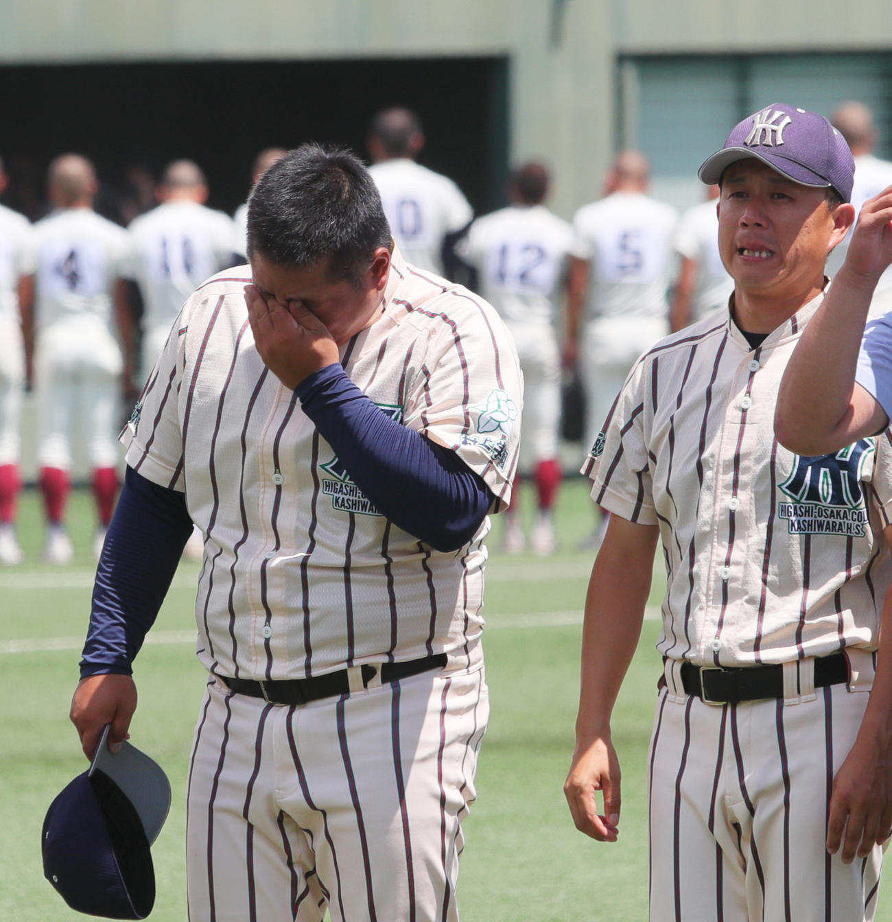 東大阪大柏原対大阪桐蔭　優勝を決め嬉し涙を流す東大阪大柏原の土井監督。右は西川責任教諭（撮影・上山淳一）