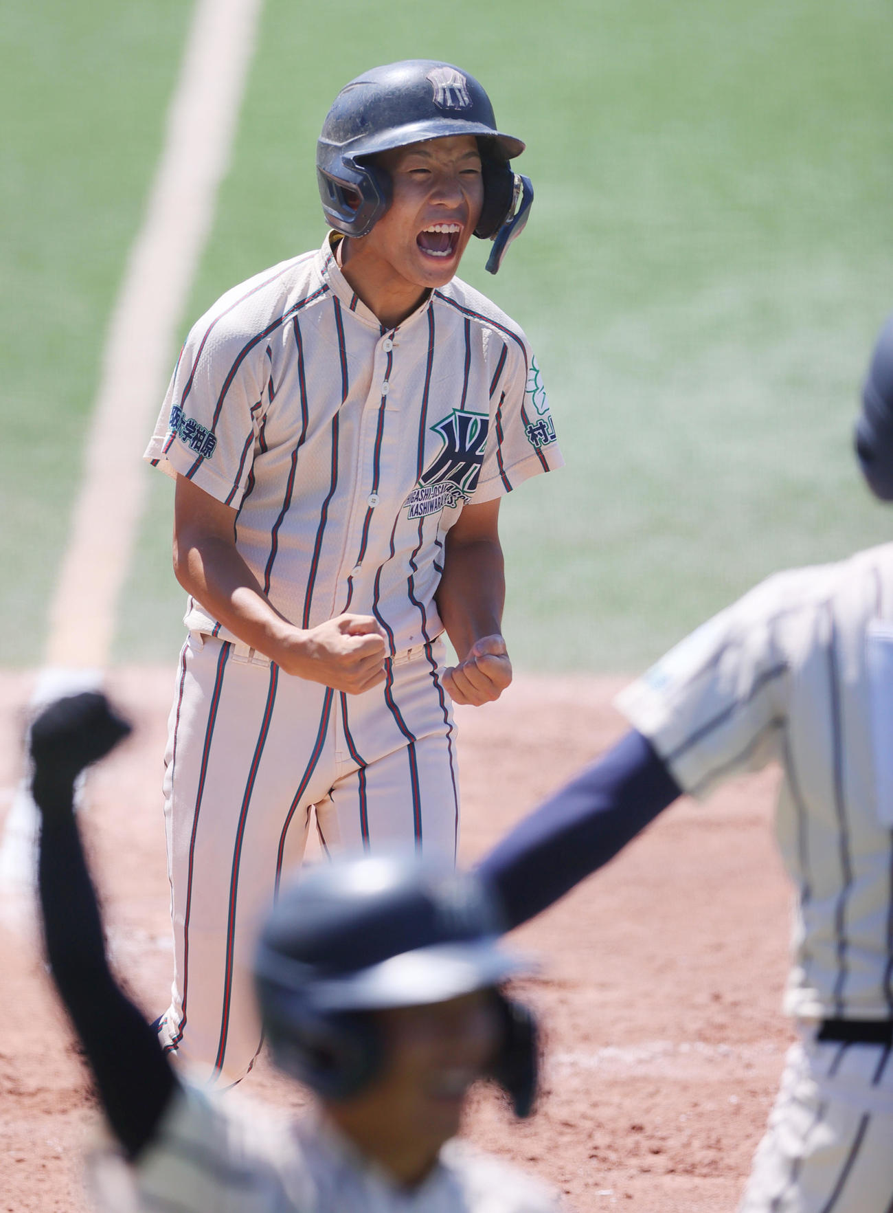 東大阪大柏原対大阪桐蔭　2回表東大阪大柏原2死一、二塁、川崎の適時二塁打で2点目のホームを踏み歓喜する一走英賀（撮影・上山淳一）