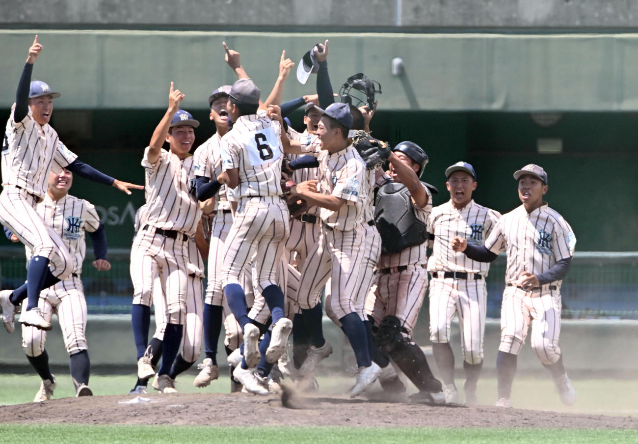 東大阪大柏原対大阪桐蔭　大阪桐蔭を破り甲子園出場を決め、抱き合って喜ぶ東大阪大柏原ナイン（撮影・和賀正仁）