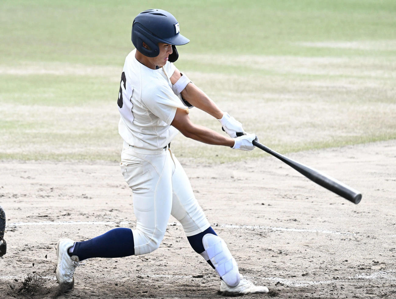 九州国際大付対西日本短大付　2回裏西日本短大付1死満塁、井上は適時三塁打を放つ（撮影・林敢治）