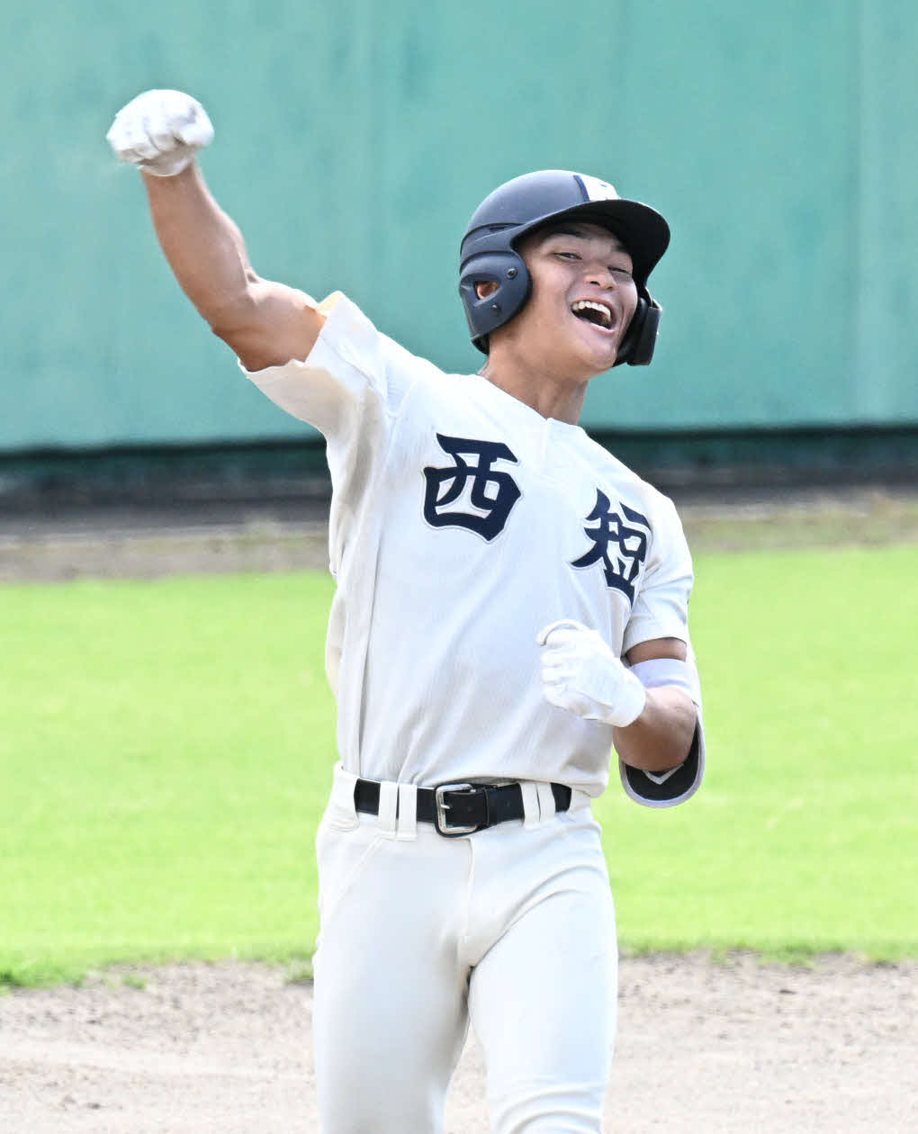 九州国際大付対西日本短大付　2回裏西日本短大付1死満塁、井上は適時三塁打を放つ（撮影・林敢治）