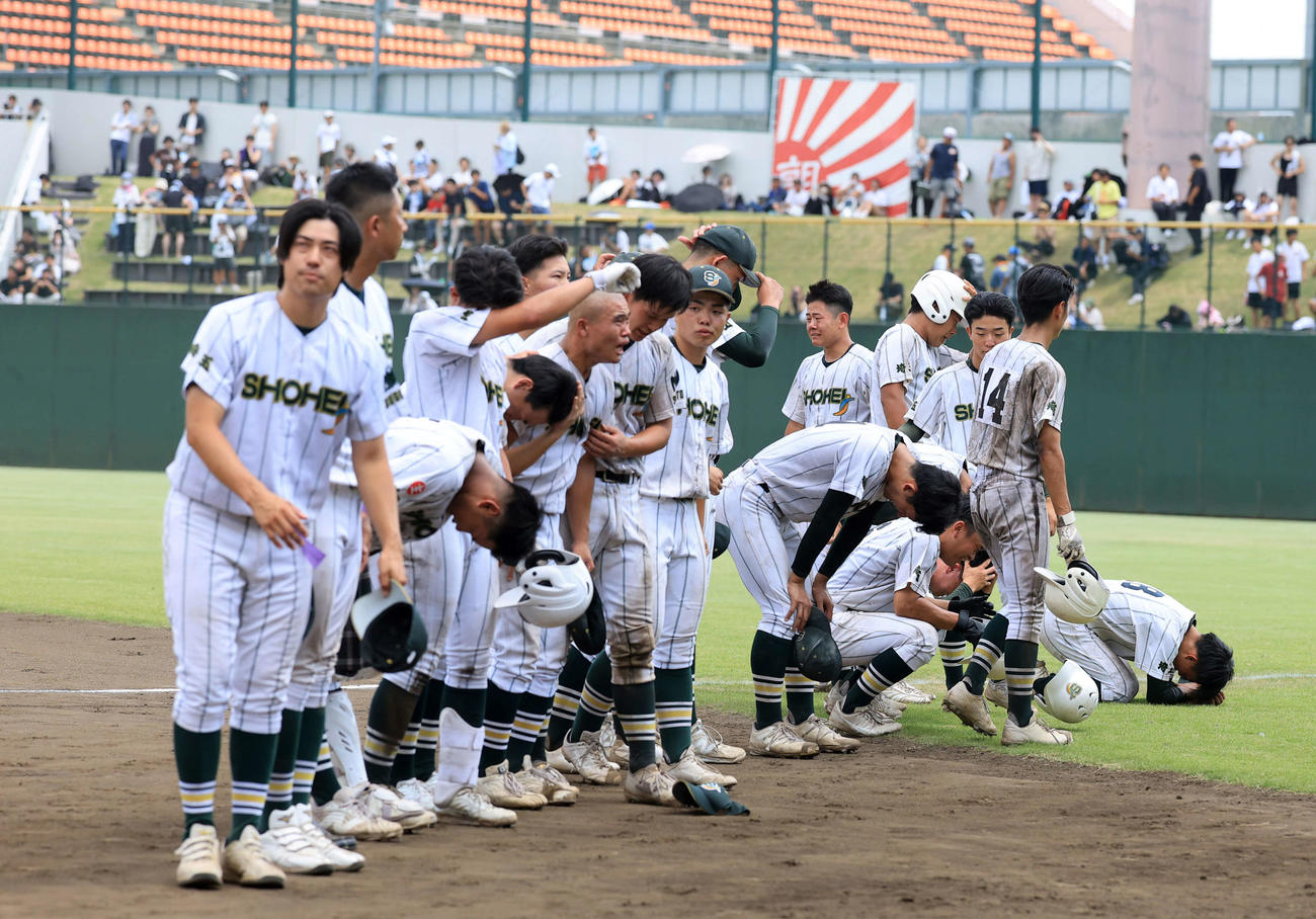 叡明対昌平　惜しくも敗れ、泣き崩れる昌平の選手たち（撮影・浅見桂子）