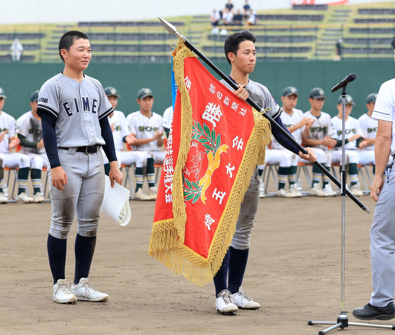 叡明対昌平　初優勝を決めた叡明・根本（右）は優勝旗を受け取る（撮影・浅見桂子）