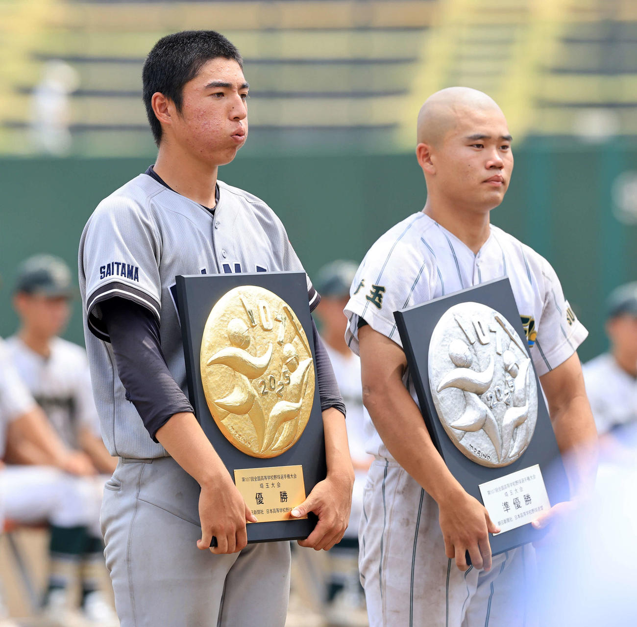 叡明対昌平　初優勝を決めた叡明・増渕（左）は優勝盾を受け取る。左は昌平・木下雅（撮影・浅見桂子）