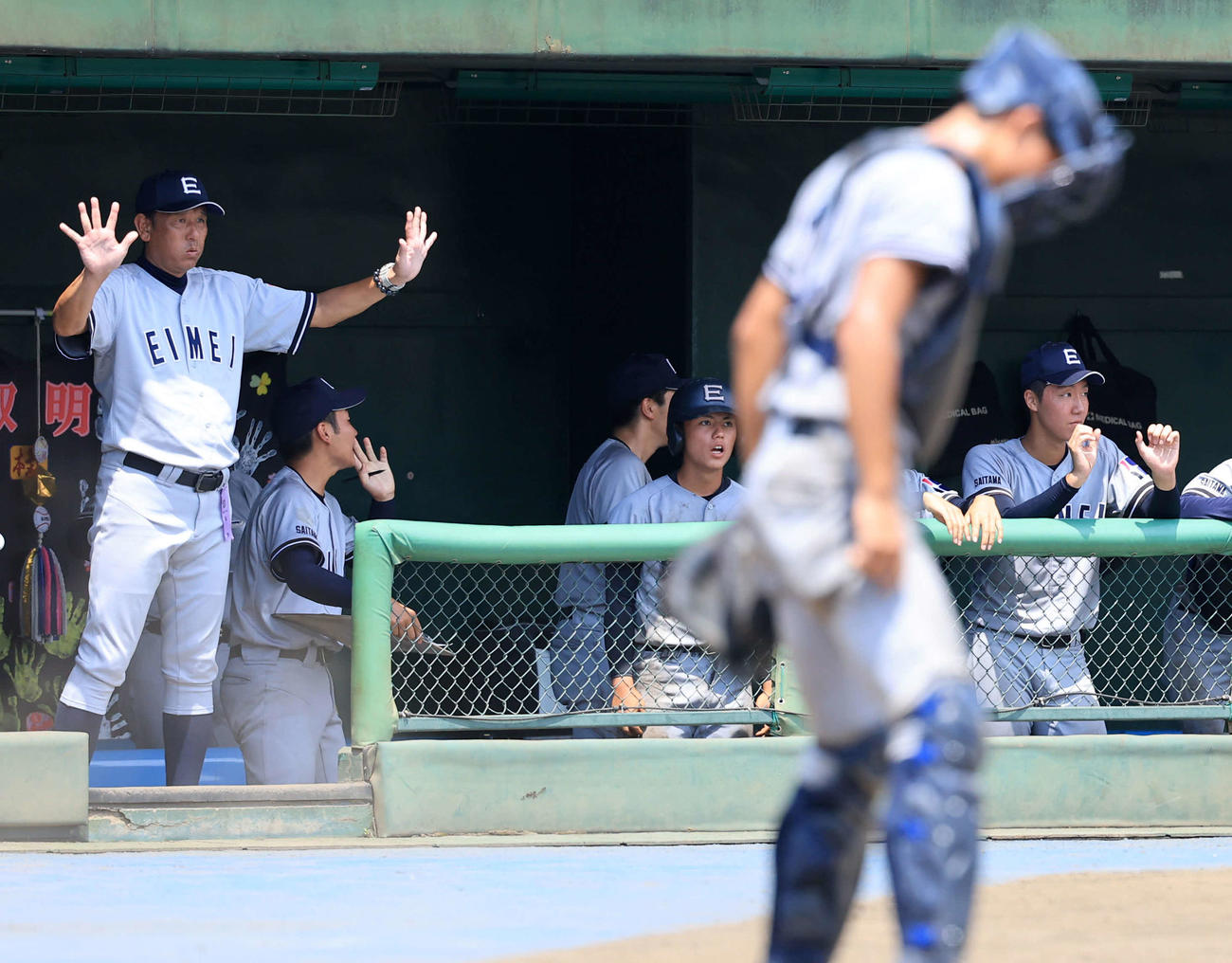 叡明対昌平　ベンチから指示を出す叡明・中村監督（左）（撮影・浅見桂子）