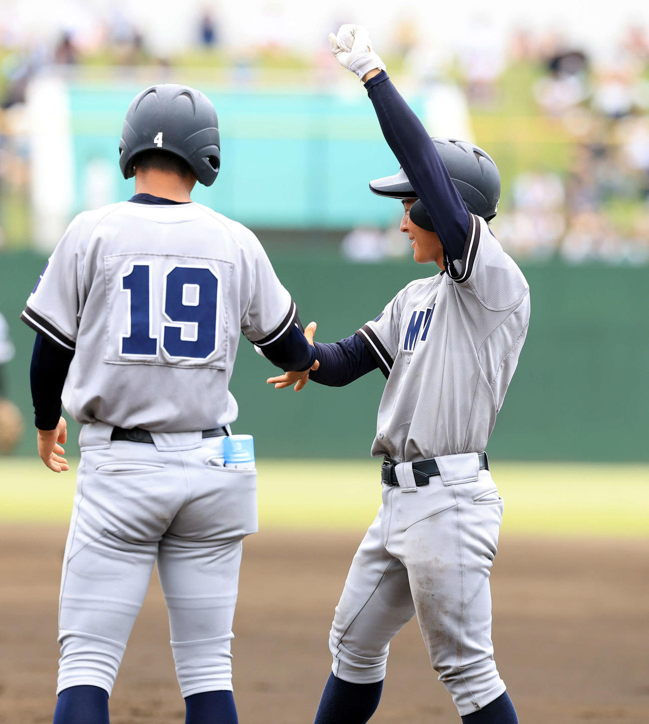 叡明対昌平　2回表叡明2死二塁、細沼は先制適時打を放ちガッツポーズ（撮影・浅見桂子）