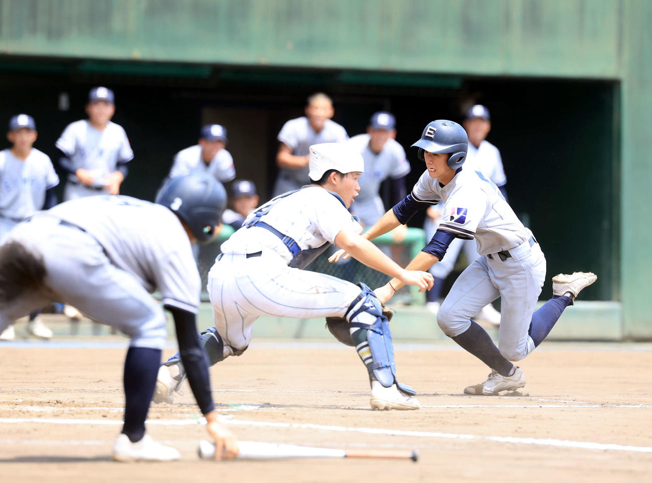 叡明対昌平　6回表叡明1死満塁、細沼の2点適時打で生還する高野（右）（撮影・浅見桂子）