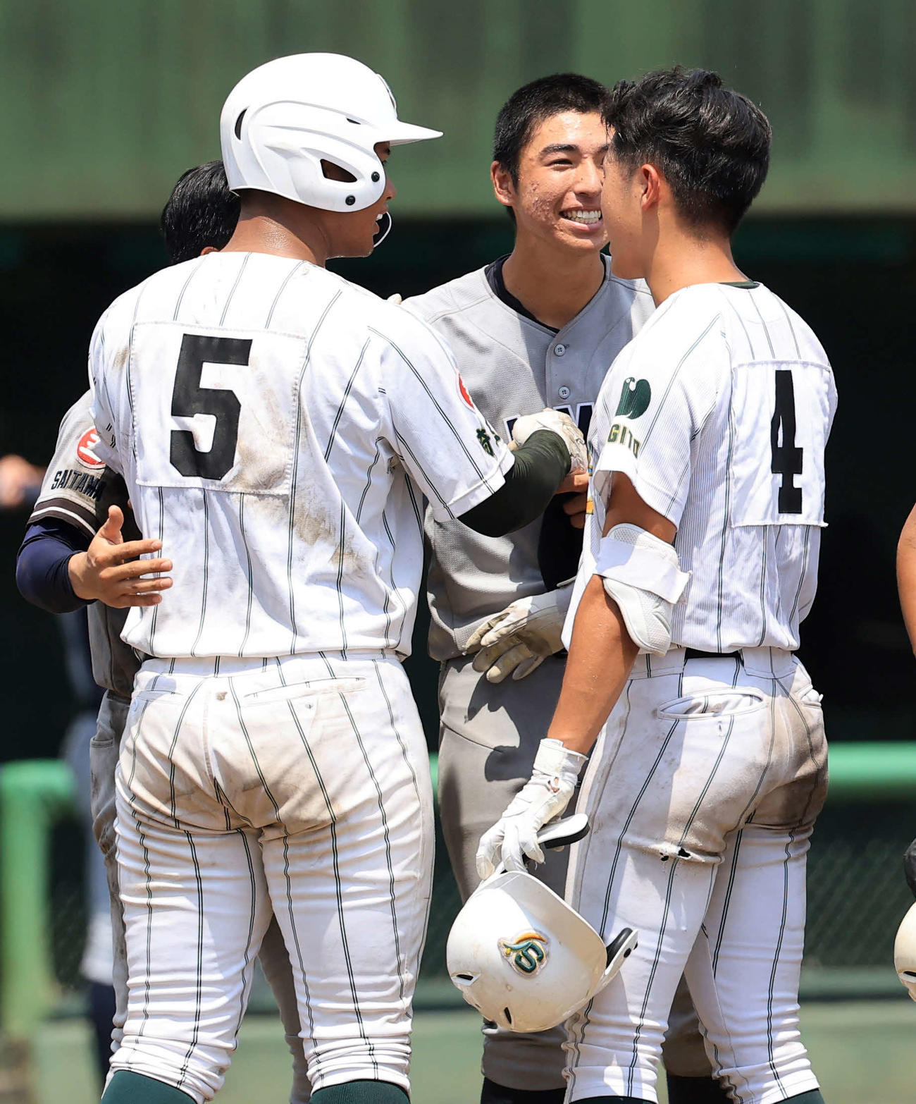 叡明対昌平　初優勝を決めた叡明・増渕（奥）は昌平・桜井（手前左）らとあいさつする（撮影・浅見桂子）