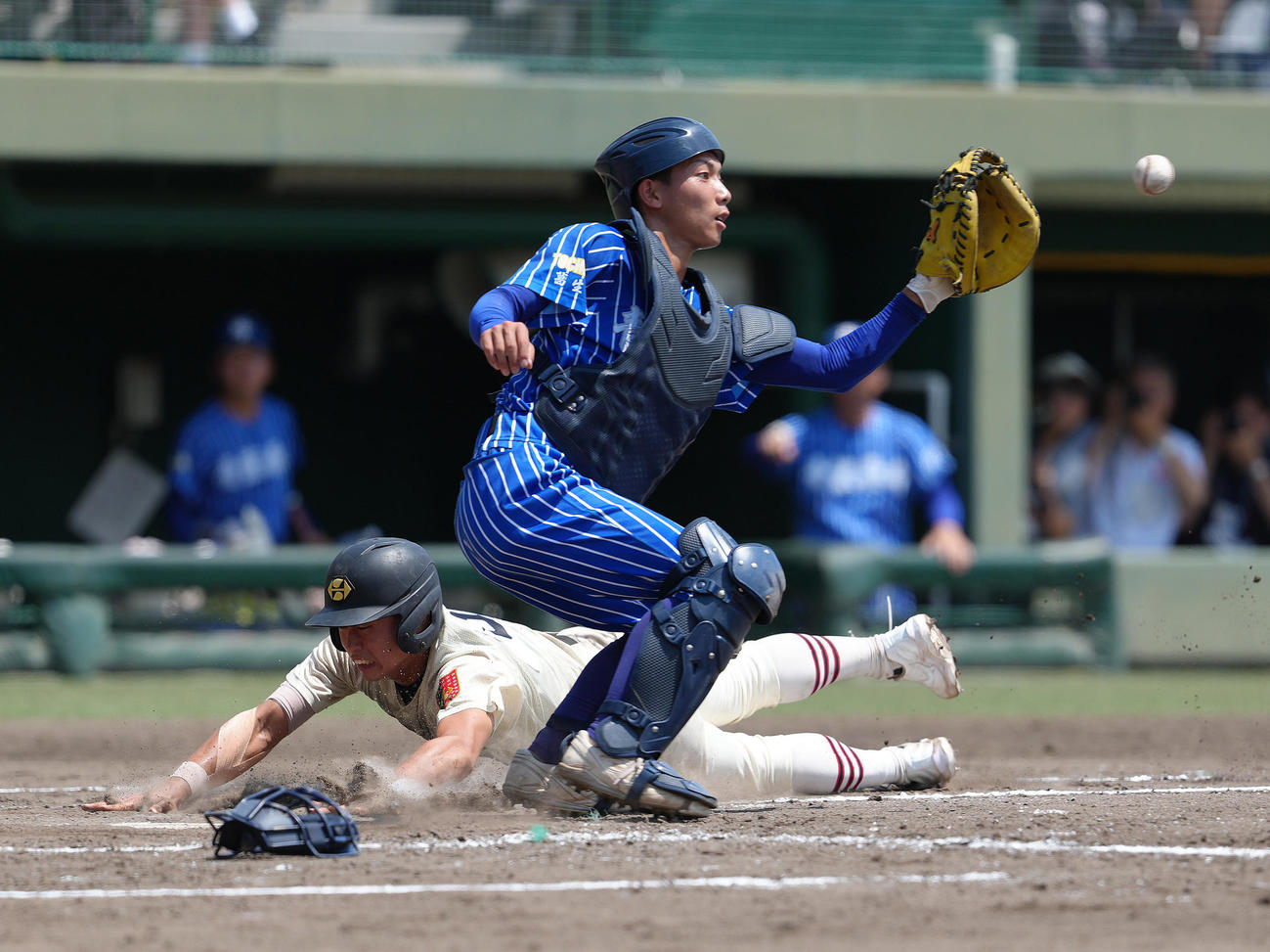 青藍泰斗対作新学院　4回裏作新学院2死二塁、柳沼の適時内野安打で生還した土井（左）（撮影・足立雅史）