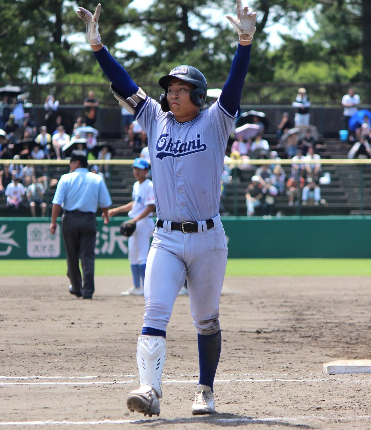 小松大谷対金沢　9回表、貴重な進塁打となる右飛を放ち喜ぶ小松大谷・田西（撮影・柏原誠）