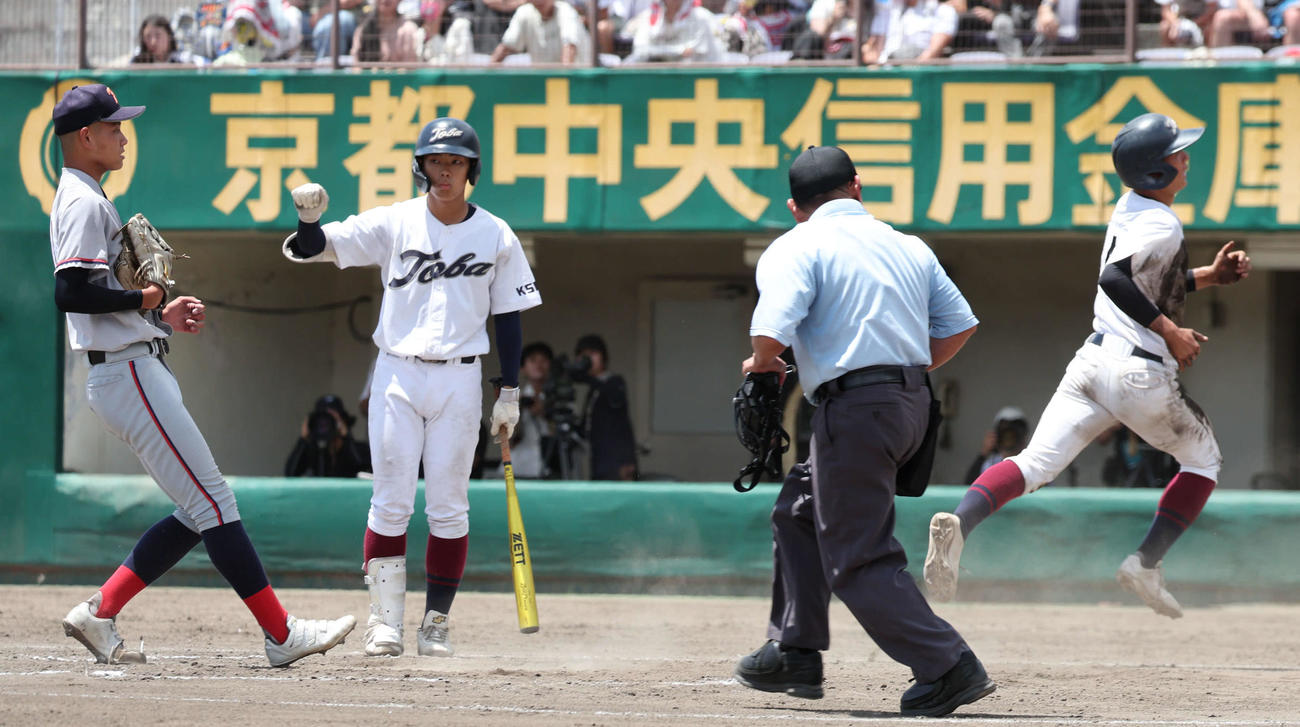 8回表鳥羽2死満塁、打者横谷のとき、西村（左）は暴投で三走武田（右）の生還を許す（撮影・西尾就之）
