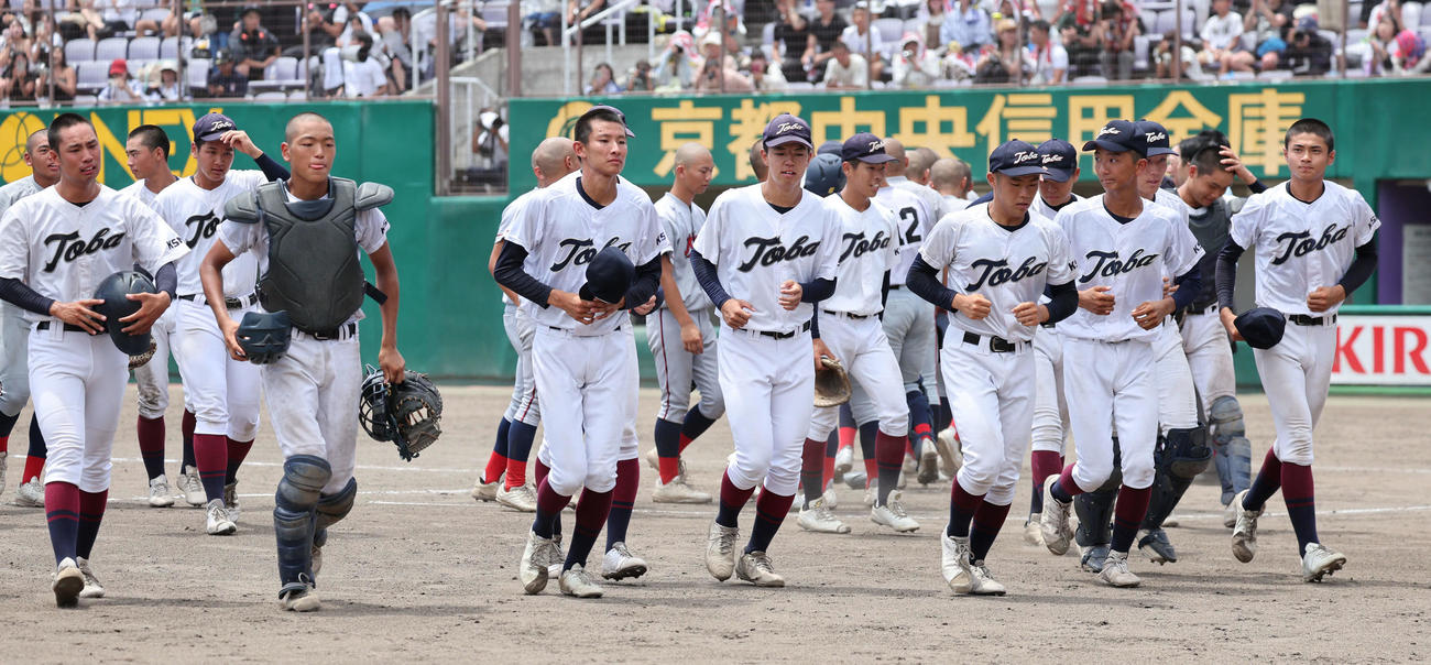 京都国際対鳥羽　準優勝に終わった鳥羽ナインはあいさつを終え引き揚げる（撮影・西尾就之）