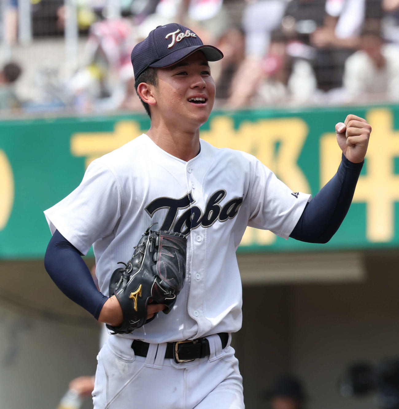 鳥羽先発の山下は4回のピンチをしのぎガッツポーズでベンチに戻る（撮影・西尾就之）