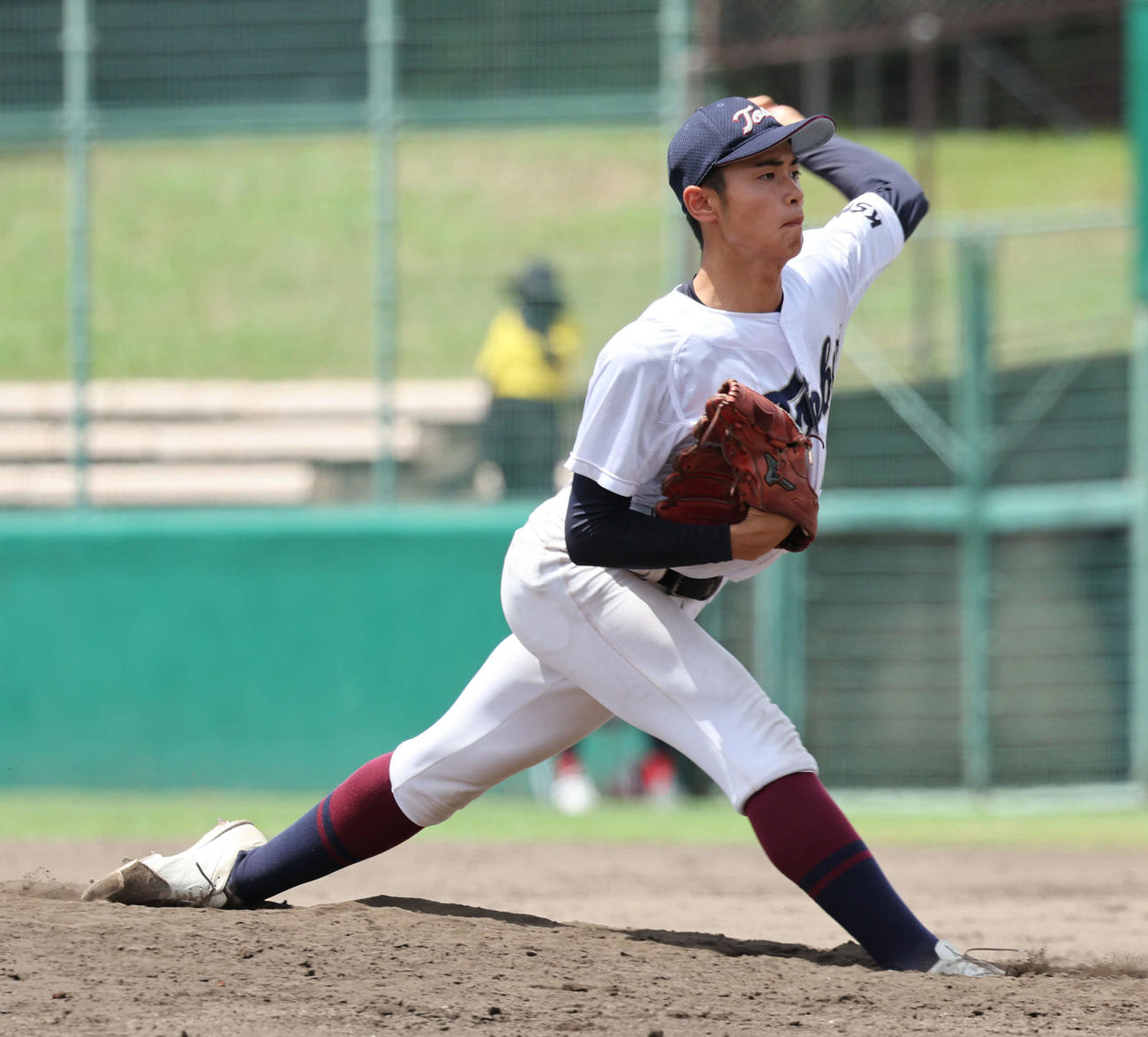 京都国際対鳥羽　5回裏京都国際1死満塁、打者山口のカウント2－2の時、登板した毛利（撮影・西尾就之）