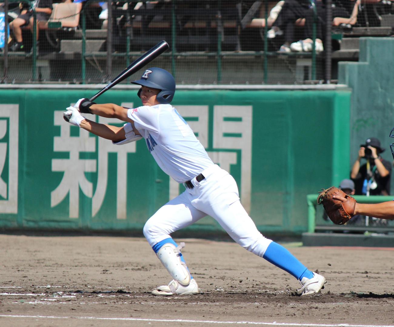 小松大谷対金沢　1回裏、同点左前打を放つ金沢・西尾（撮影・柏原誠）
